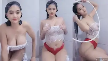 Cewek Cantik Colmek Basah di Kamar Mandi poster