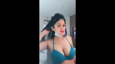 Cewek Montok Pamer Bodi Pecahkan Rekor Penonton poster